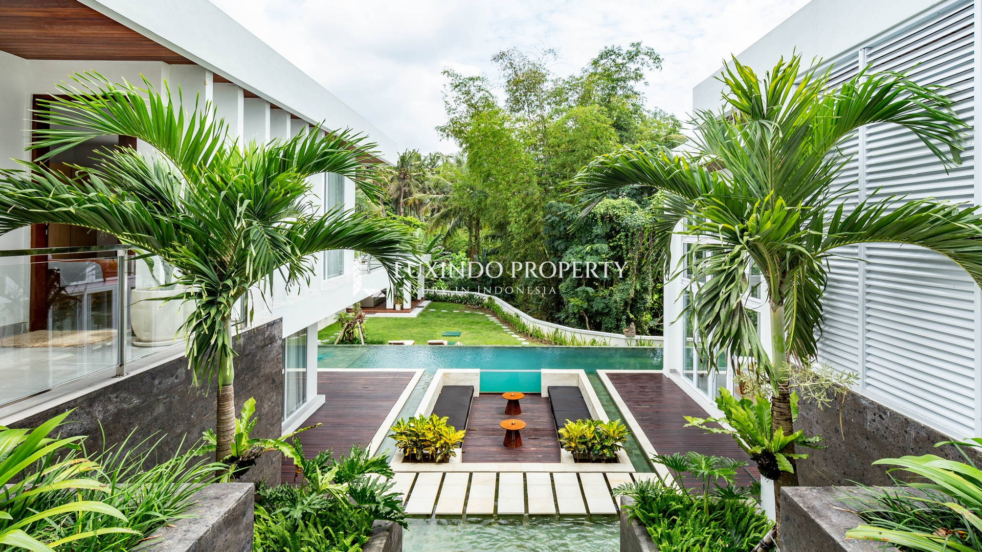 KEDIRI - LUXURIOUS RIVERFRONT VILLA FOR RENTAL (RV446)
